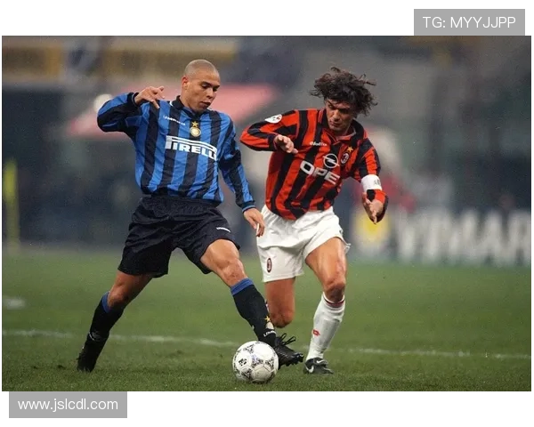 足球明星利马精彩瞬间照片分享展现其独特魅力与风采